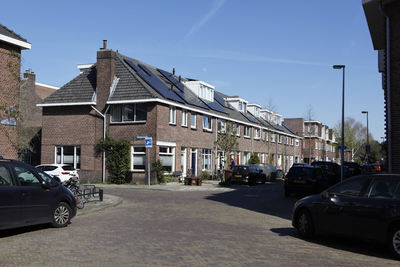 914114 Gezicht op de huizen Van Swindenstraat 18 (links) -hoger te Utrecht, met links de ingang van de Oudemansstraat.